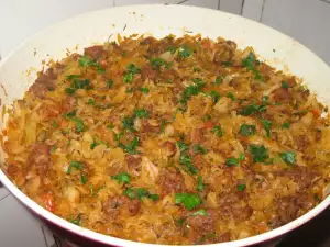 Свежая капуста с молотым мясом на сковороде