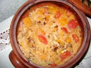 Свежая капуста с курицей в глиняном горшке