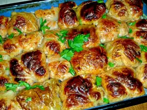 Капустные голубцы с луком-пореем