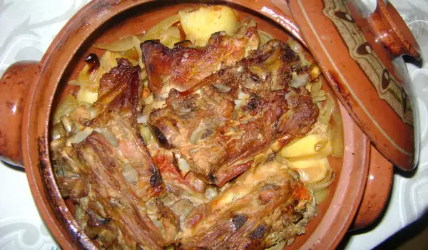 Рагу из свинины в глиняном горшке