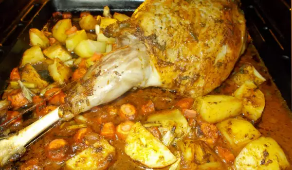 Запеченная ножка ягненка с морковью и картофелем