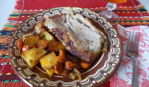 Запеченная ножка ягненка с морковью и картофелем
