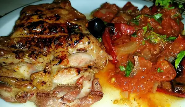 Аппетитные куриные стейки с томатным соусом