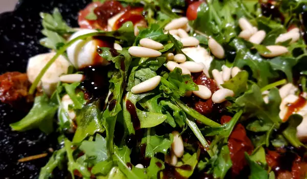 Салат с рукколой, шариками моцареллы и сушеными помидорами