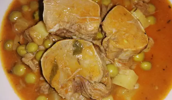 Свиной язык с горошком и картофелем