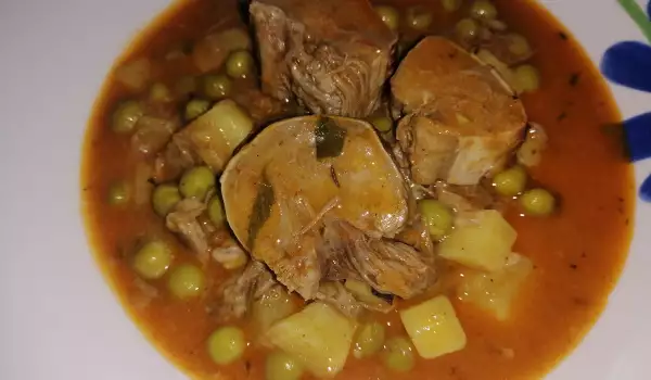 Свиной язык с горошком и картофелем