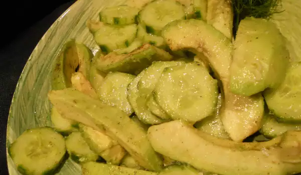 Освежающий салат с огурцом и авокадо