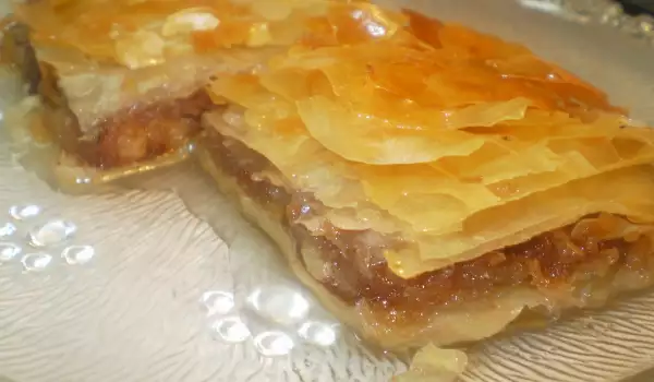 Пахлава с богатой начинкой из греческой кухни