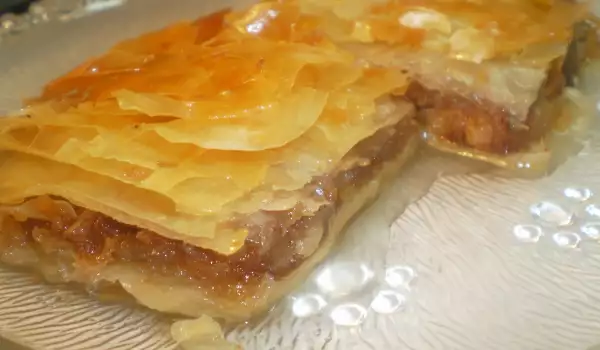 Пахлава с богатой начинкой из греческой кухни