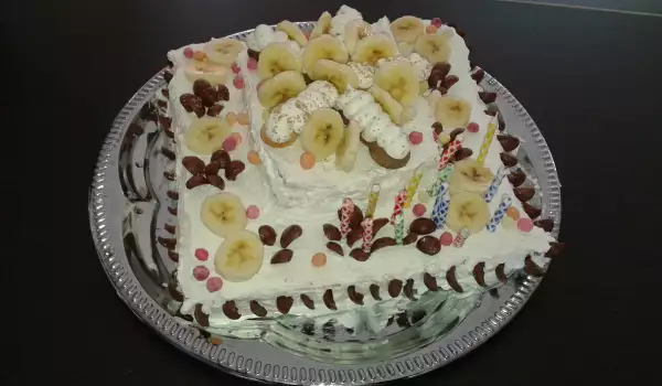 Банановый торт со сметаной и конфетами