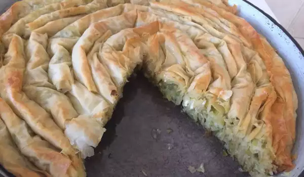 Баница с двумя видами лука