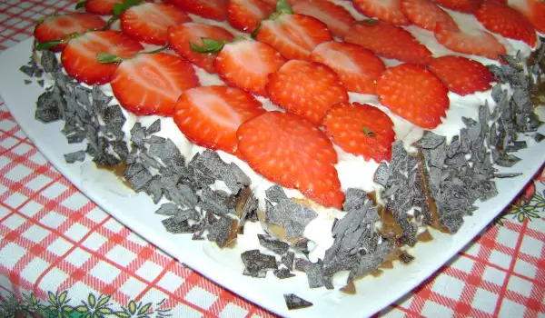 Торт из печенья Дамские пальчики с сыром маскарпоне и клубникой