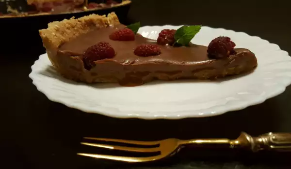 Шоколадный тарт из печенья с малиной