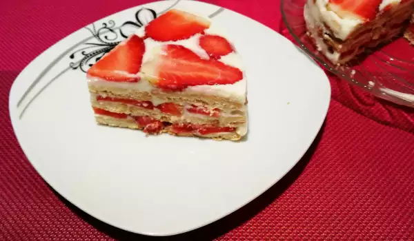 Торт из печенья с желатином и клубникой