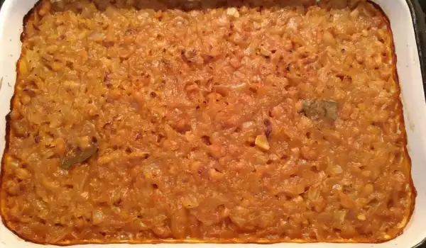 Квашеная капуста с фасолью в духовке