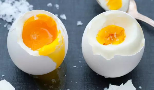 Можно ли и как варить яйца в микроволновке?