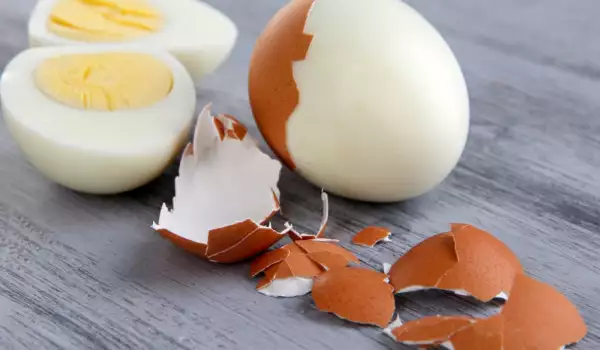 Почему вареные яйца трудно очищаются от скорлупы?