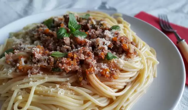 Спагетти Болоньезе с орегано