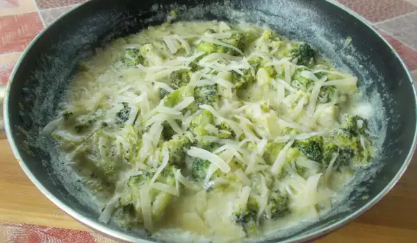 Брокколи со сливками и сыром на сковороде