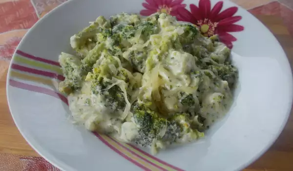 Брокколи со сливками и сыром на сковороде