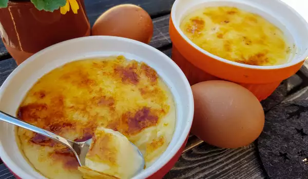 Вареный крем-брюле с ванилью и яйцами