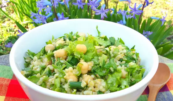 Зеленый салат с булгуром, нутом и мангольдом