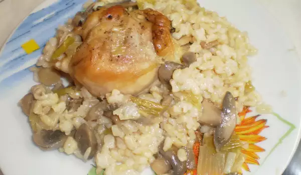 Куриные окорочка с рисом, луком-пореем и грибами