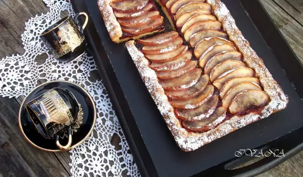Масляный пай с черепицей из яблок