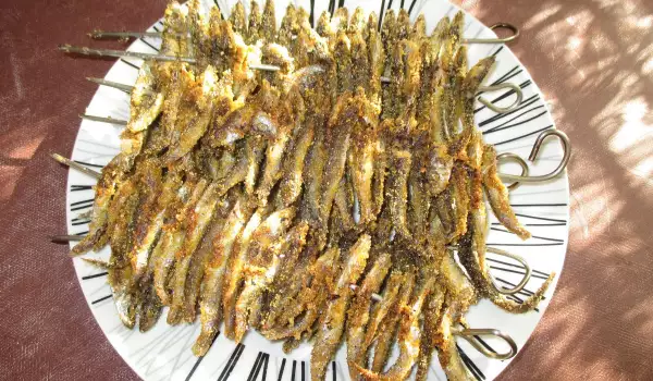 Жареные шпроты с кукурузной мукой на шампурах