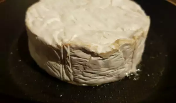 Сыр камамбер на сковороде