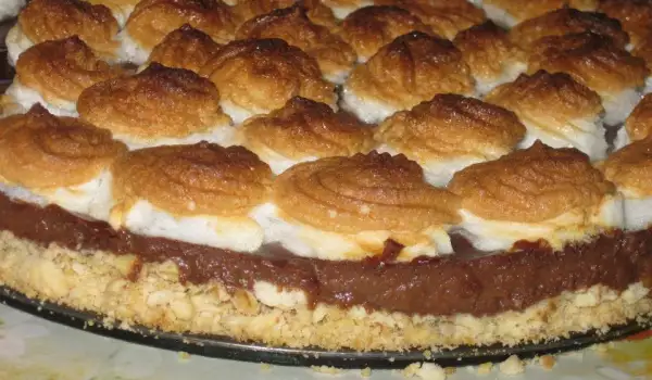 Пирог из безе с печеньем и кремом