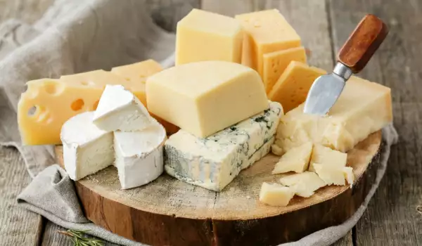 Сыр содержит много калорий