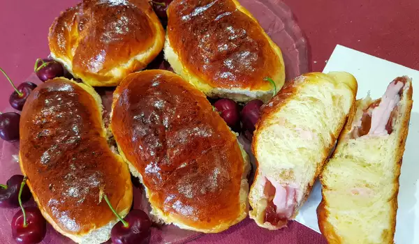 Черешневые булочки с кремом