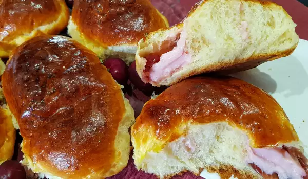Черешневые булочки с кремом