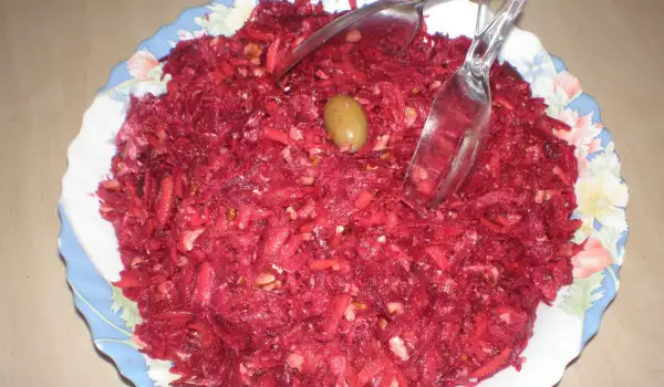 Красный салат со свеклой