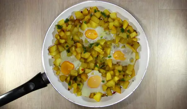 Картошка с чесноком и яйцами на сковороде