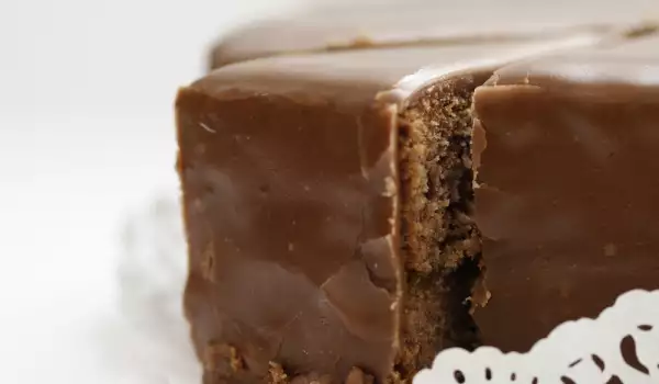 Как залить торт шоколадной глазурью?