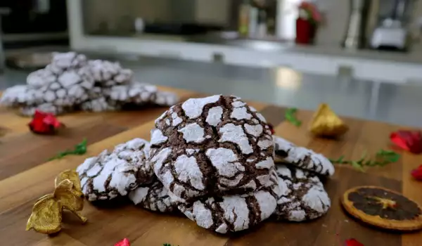 Снежное шоколадное печенье с трещинками