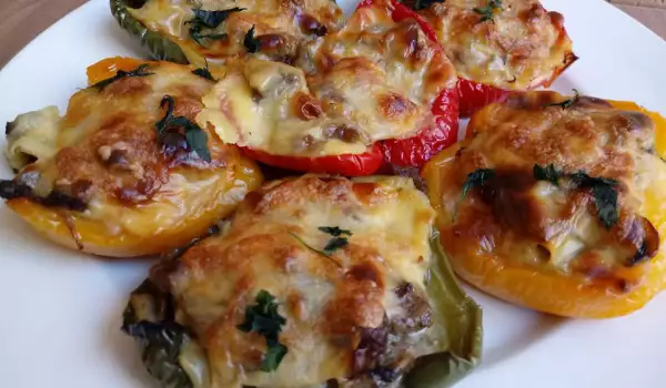 Аппетитные фаршированные сладкие перцы с кусочками мяса