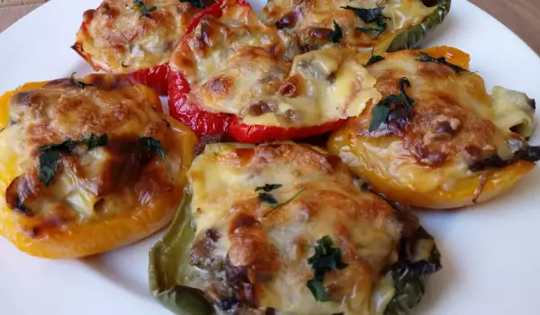 Аппетитные фаршированные сладкие перцы с кусочками мяса