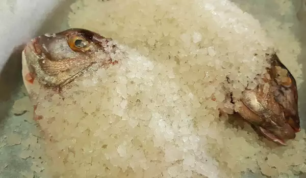 Запеченная рыба в корке из соли
