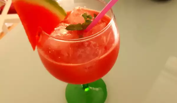 Освежающий коктейль с водкой и арбузом