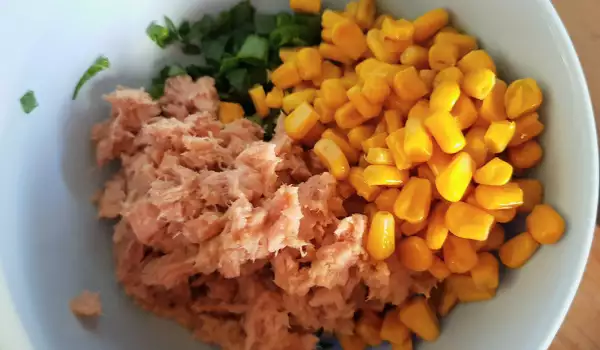 Рыбный салат с кукурузой и тунцом