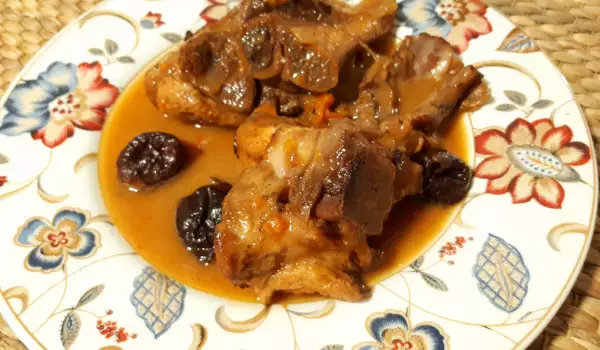 Тушеная свиная рулька с черносливом