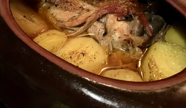 Нежная рулька в глиняной посуде
