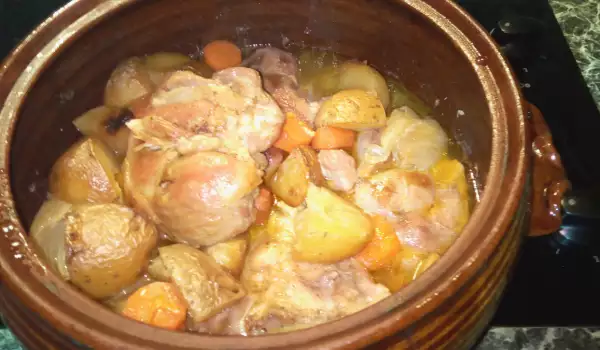 Рульки без костей с овощами в глиняном горшке