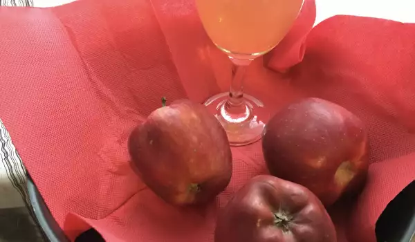 Домашний яблочный ликер