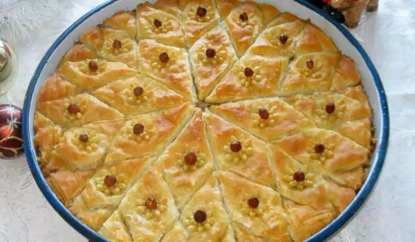 Домашняя раскатанная пахлава с грецкими орехами и фундуком