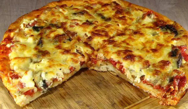 Домашняя пицца с сыром и грибами