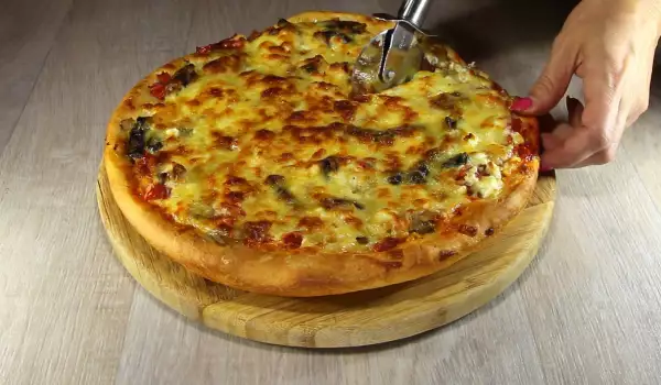 Домашняя пицца с сыром и грибами